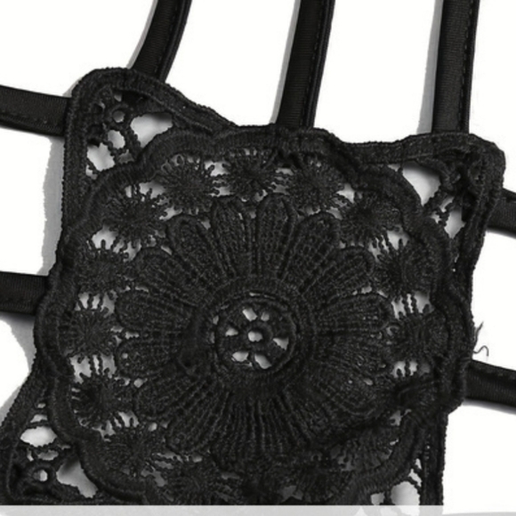 Plus Size Solid Contrast Lace Criss Cross Cami Top Sizes L/12-8XL/28 - Picture 4 of 7